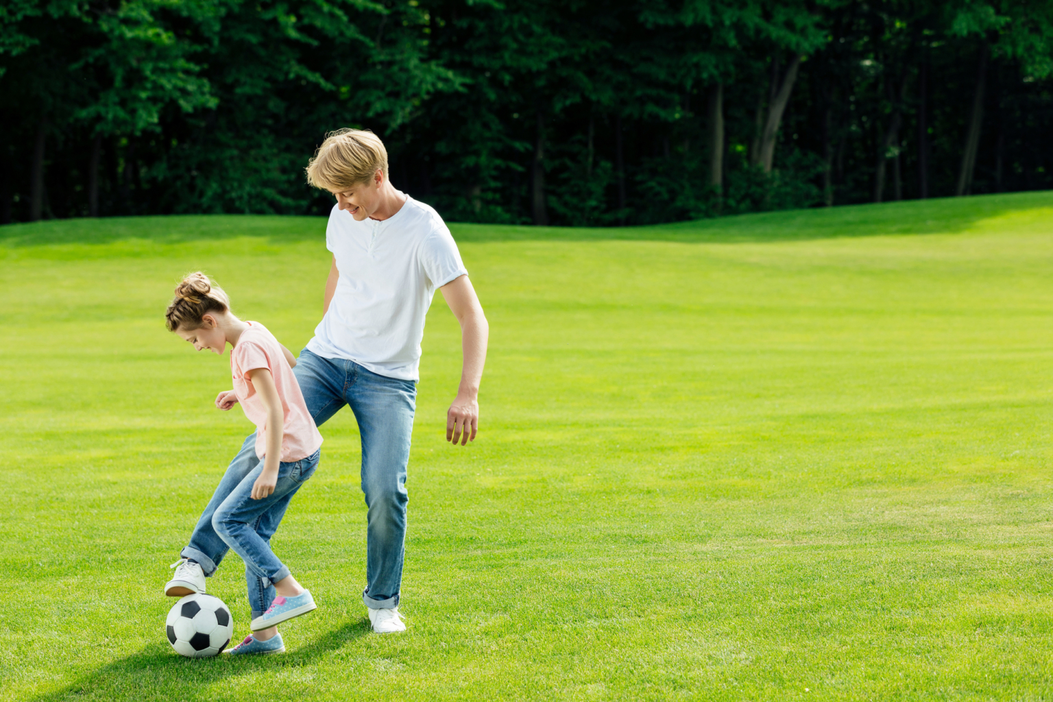 Папы играют в футбол. Папа с дочкой футбол. Папа играет с дочкой. Фото папа с дочкой играет в футбол.